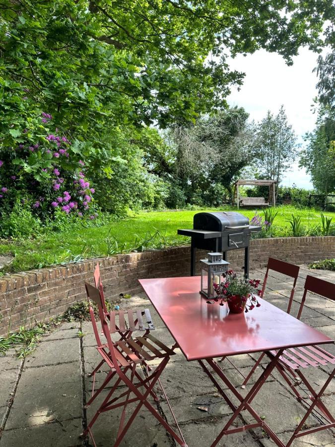 Peaceful Cottage With Private Garden Хейлшем Экстерьер фото